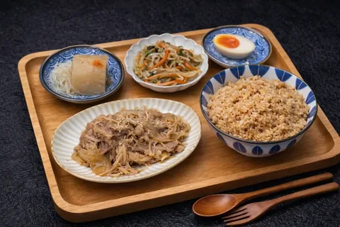 日式壽喜燒牛肉配飯及小菜，擺盤示意