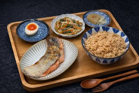 火炙西京燒慢煮三文魚配飯及小菜，擺盤示意