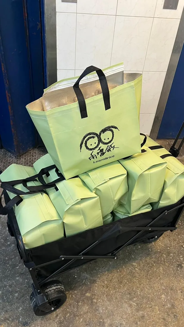 一手拉車兩嚿飯品牌保溫袋連大托特袋,準備交收